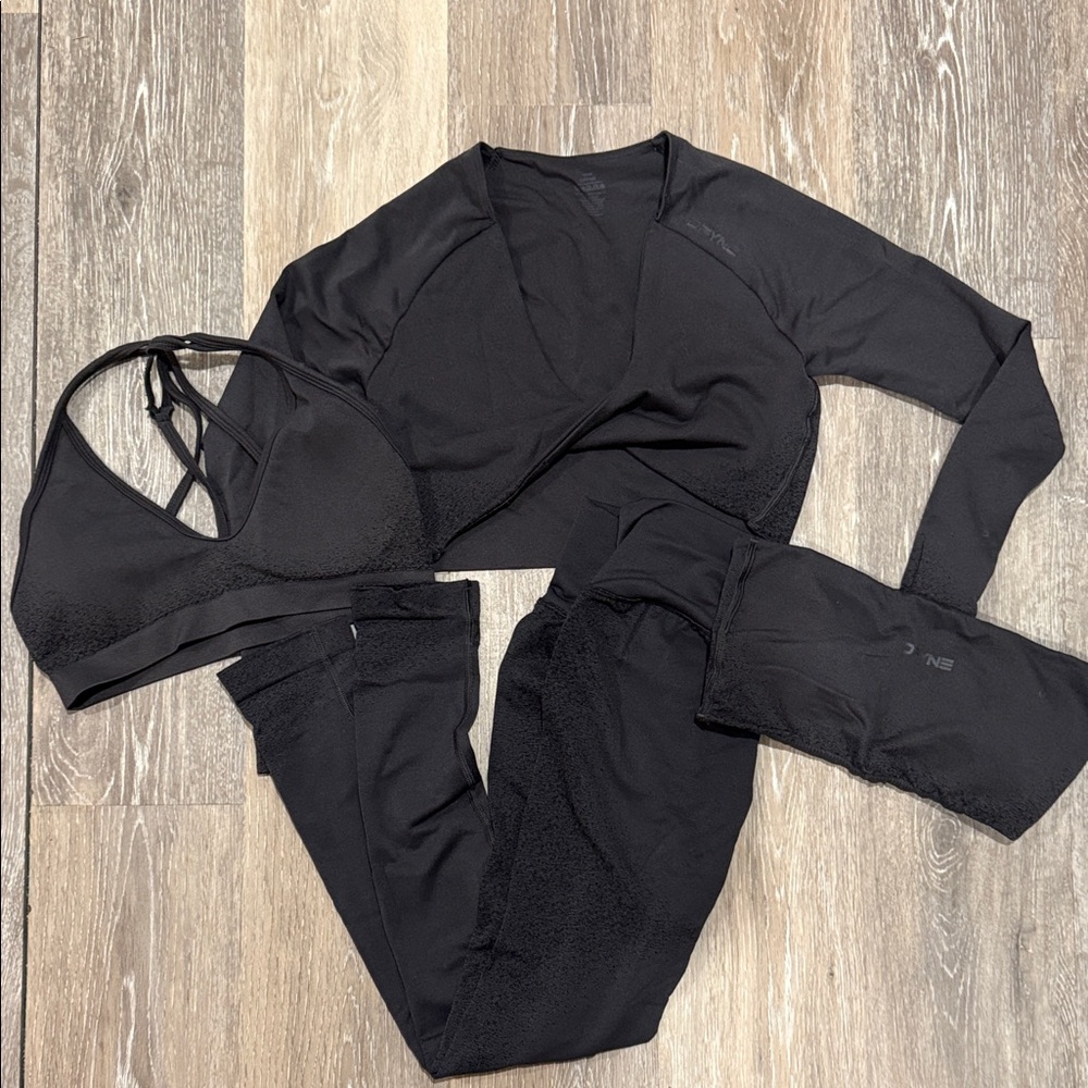 DFYNE Women's Black Activewear Set